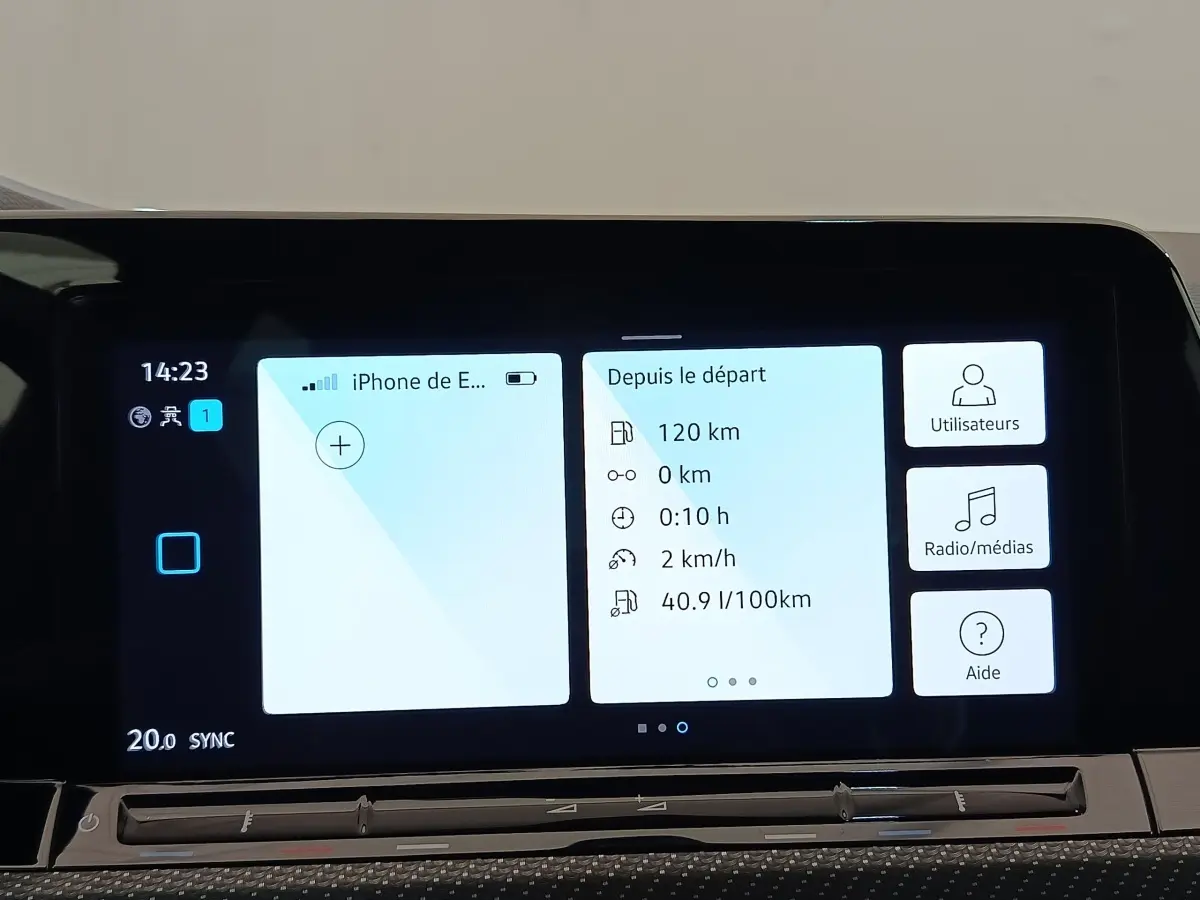 Écran tactile central de la Volkswagen Golf 1.5 eTSI noir, affichant les données de trajet et options multimédia.