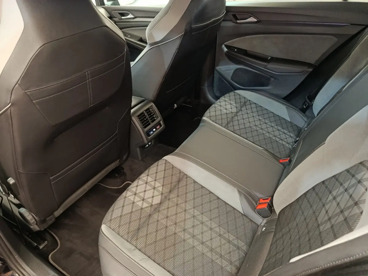 Vue arrière intérieure côté droit de la banquette arrière grise et noire de la Volkswagen Golf 1.5 eTSI R-Line 2021.