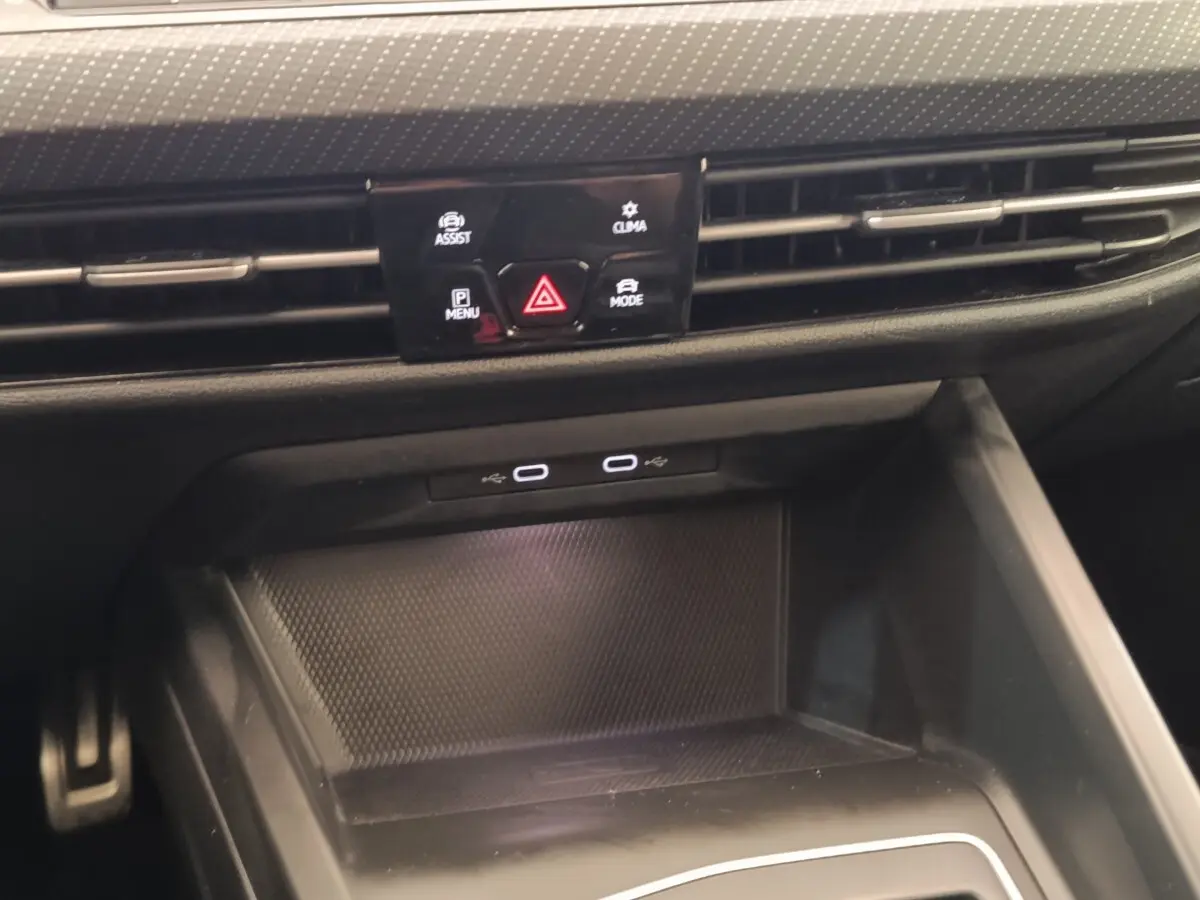 Détail de la console centrale de la Volkswagen Golf 1.5 eTSI R-Line 2021, avec ports USB-C et commandes tactiles.