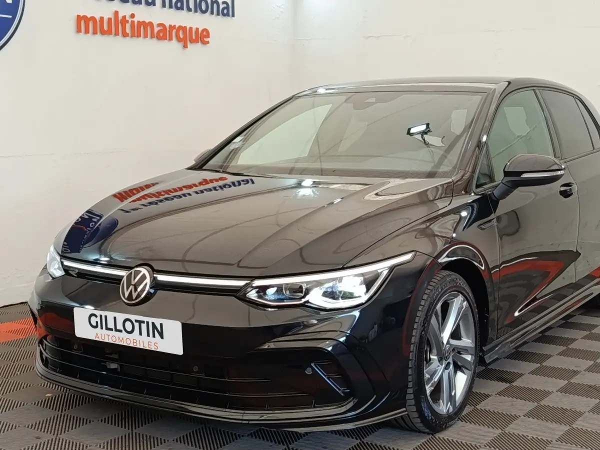 Volkswagen Golf 1.5 eTSI R-Line noire vue 3/4 avant avec phares LED et jantes alliage visibles.