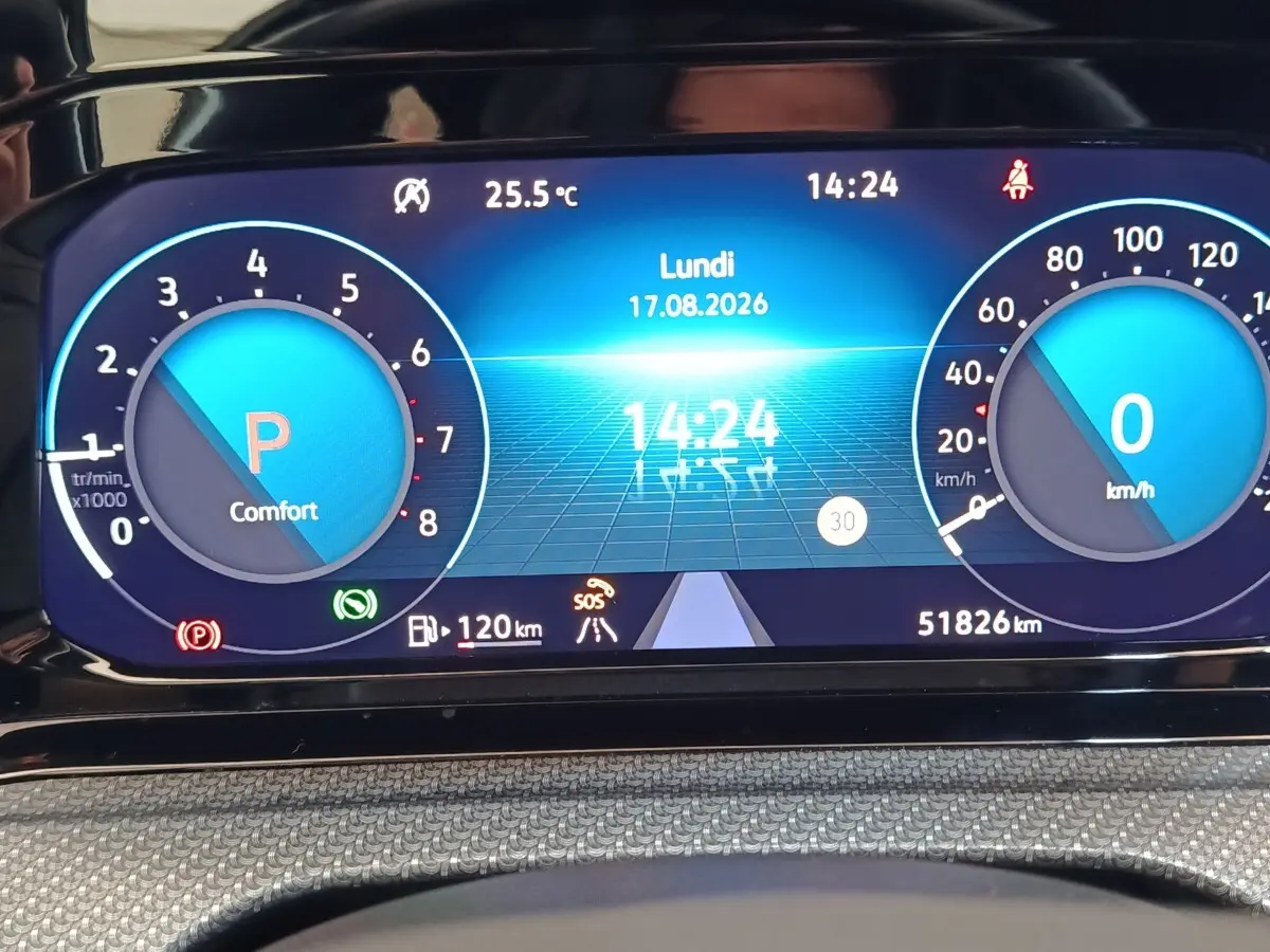 Affichage numérique du tableau de bord de la Volkswagen Golf 1.5 eTSI R-Line, montrant vitesse et régime moteur.