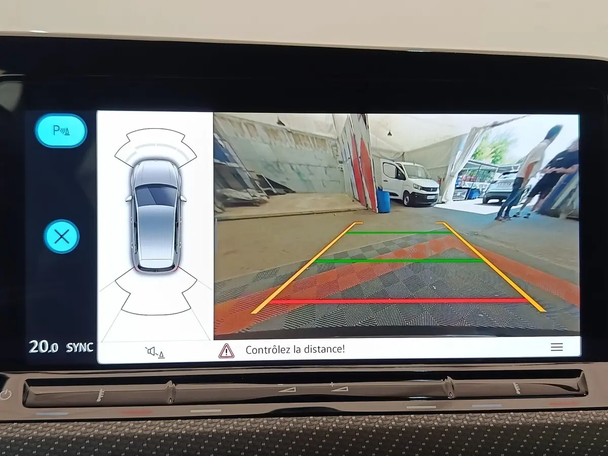 Affichage de la caméra de recul et capteurs de stationnement de la Volkswagen Golf noire, vue arrière sur l'écran tactile.