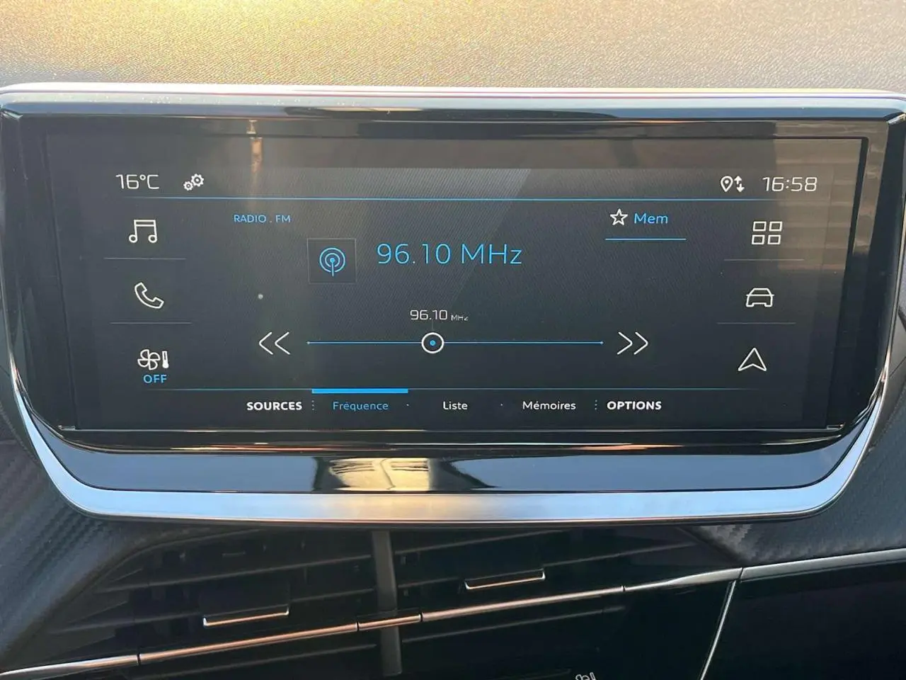 Écran tactile central du Peugeot 2008 2024 affichant la radio FM sur fréquence 96,10 MHz dans un intérieur moderne.