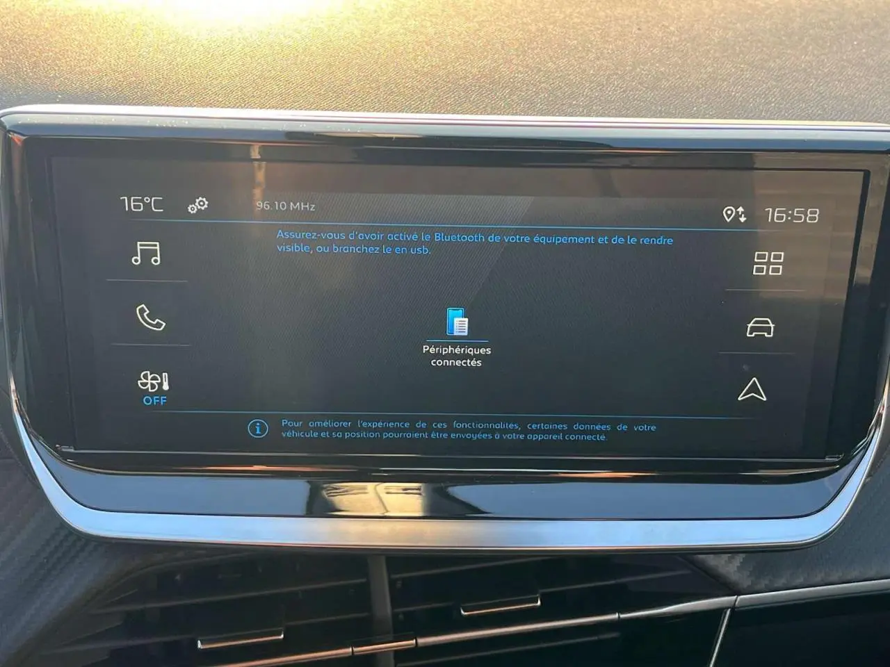Écran tactile central du Peugeot 2008 2024 affichant les options de connectivité Bluetooth et réglages, intérieur moderne noir.