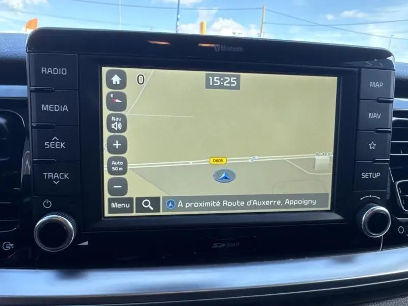 Écran tactile GPS du tableau de bord du Kia Stonic 2019 affichant une carte avec navigation active.