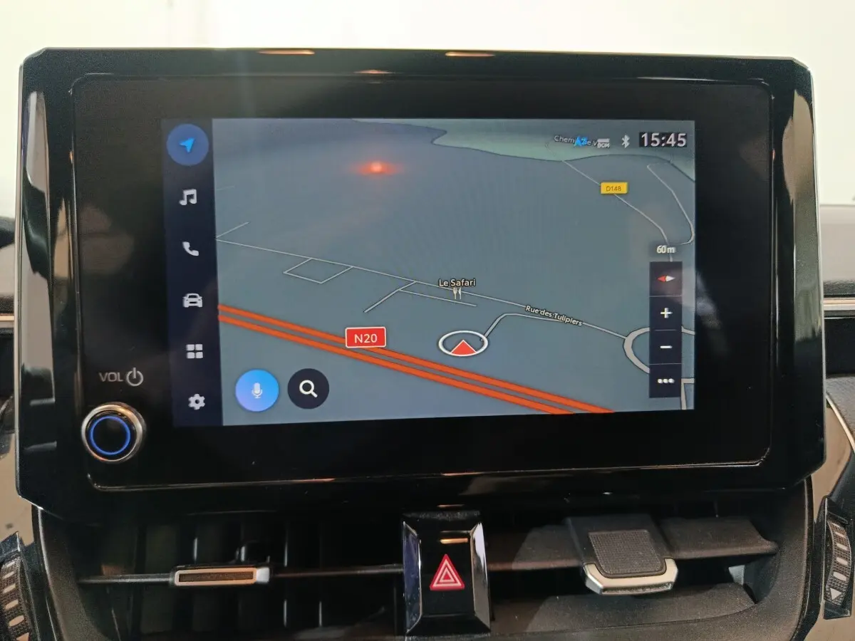 Écran tactile central affichant la navigation 3D dans l'habitacle de la Toyota Corolla hybride blanche.