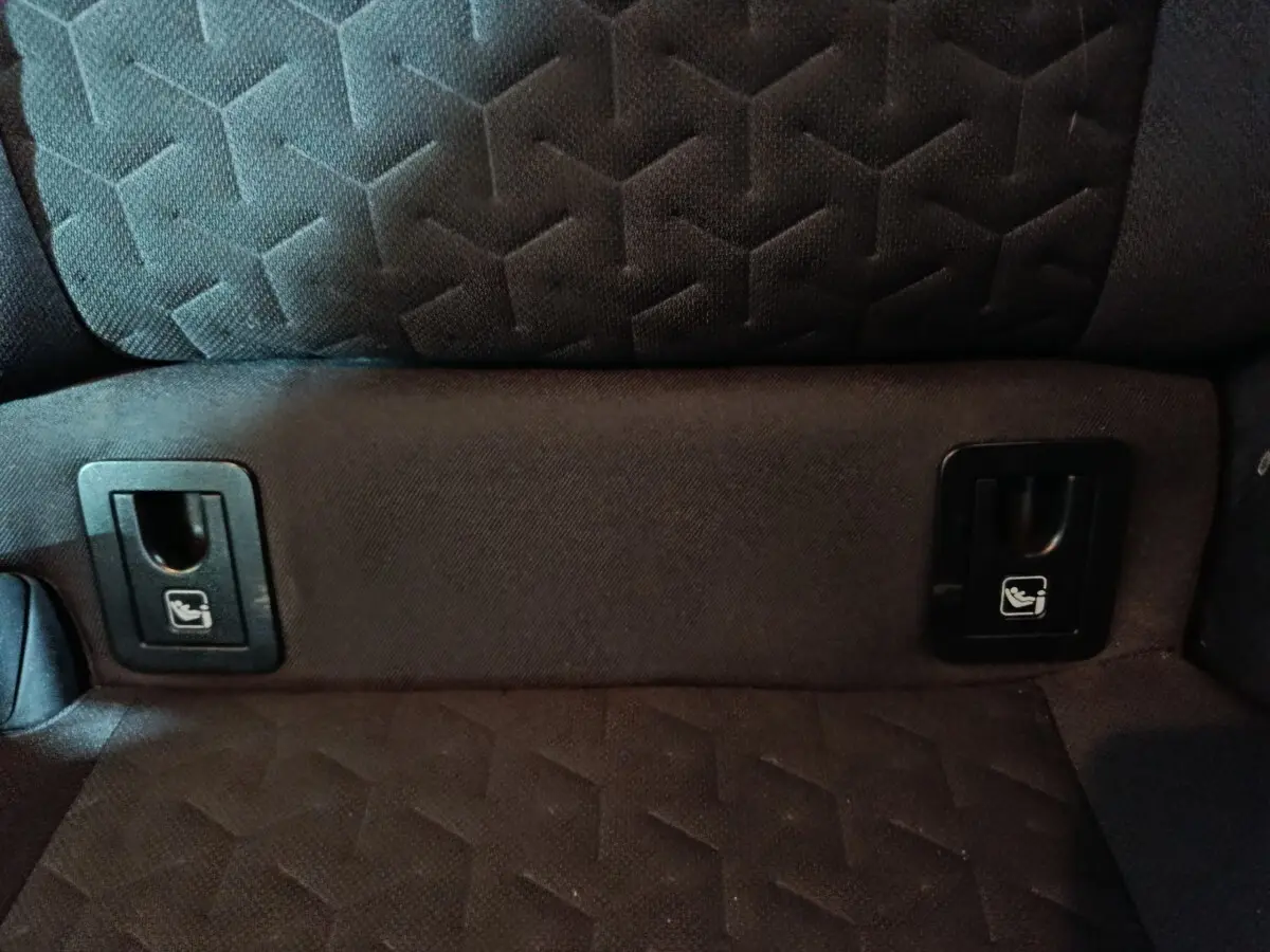 Détail des fixations Isofix sur la banquette arrière noire de la Toyota Corolla Hybride 2022.