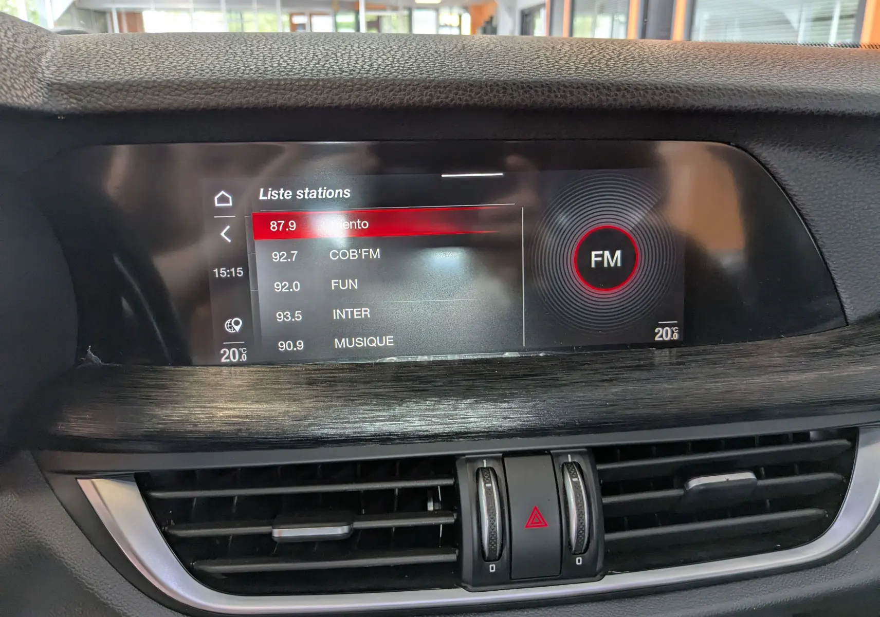 Écran tactile multimédia 8,8'' affichant la liste des stations FM dans l'habitacle noir de l'Alfa Romeo Stelvio.