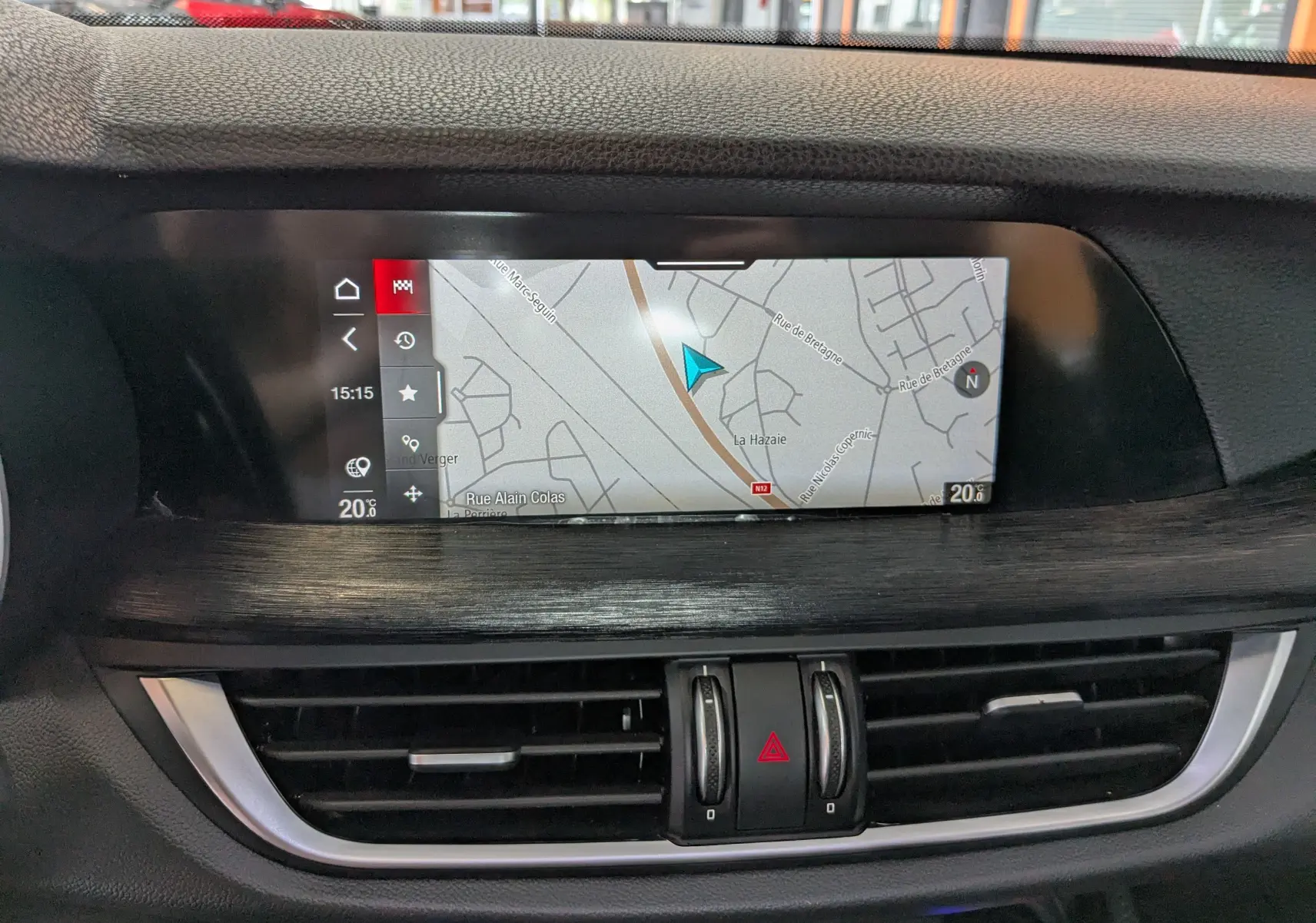 Écran tactile 8,8'' avec navigation affichée sur le tableau de bord noir de l'Alfa Romeo Stelvio 2023.