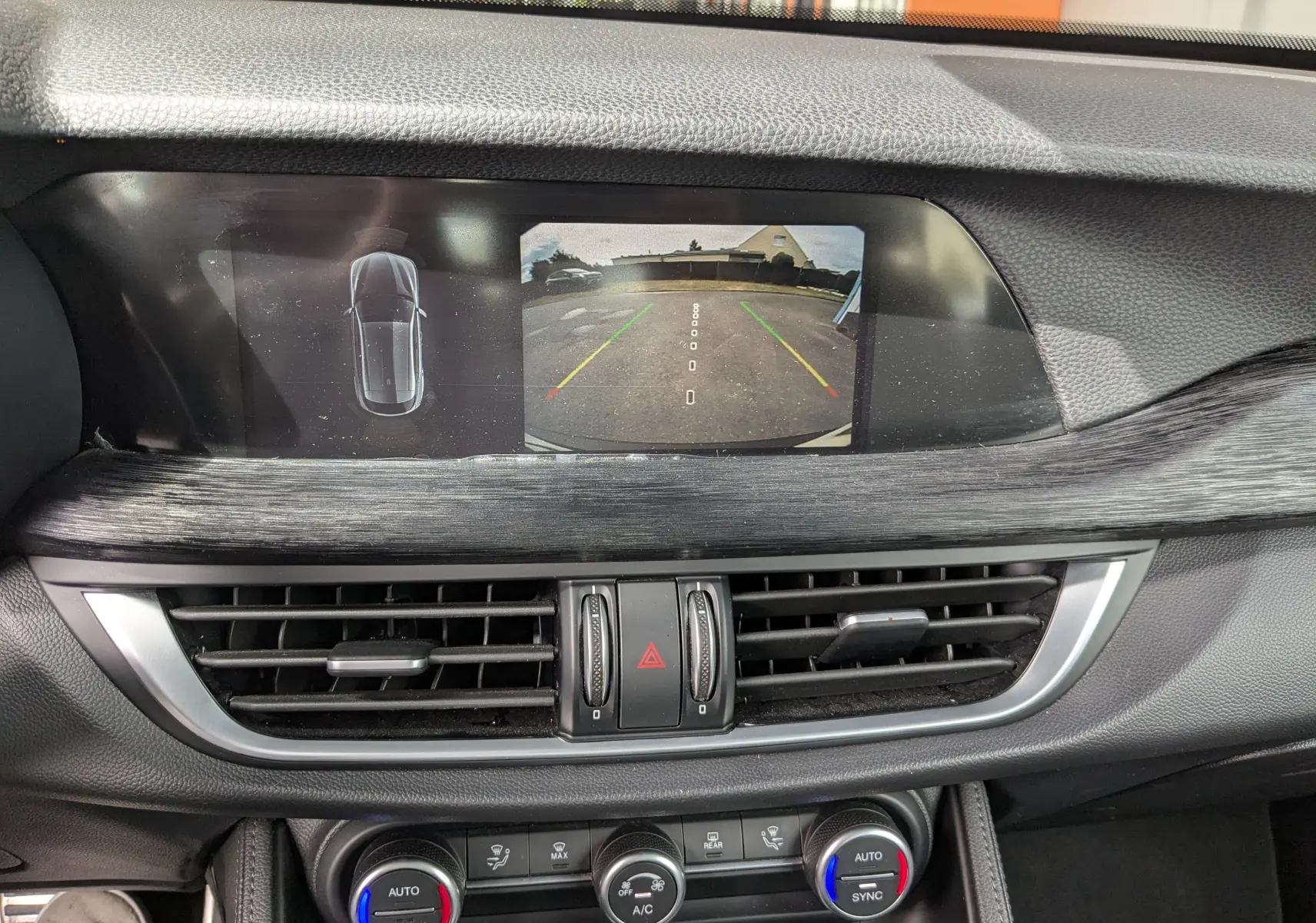 Affichage de la caméra de recul sur l'écran central du tableau de bord de l'Alfa Romeo Stelvio noir 2023.