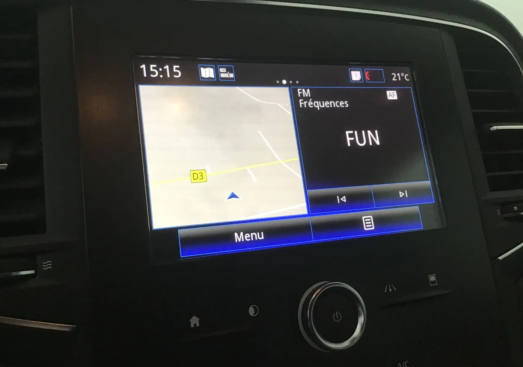 Écran central tactile du GPS et radio affichant la station FUN dans une Renault Mégane IV Berline blanche, vue intérieure.