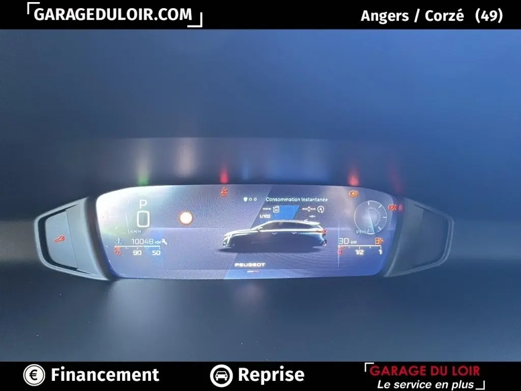 Affichage numérique du tableau de bord Peugeot 308 gris clair, montrant la consommation instantanée et l'état du véhicule.