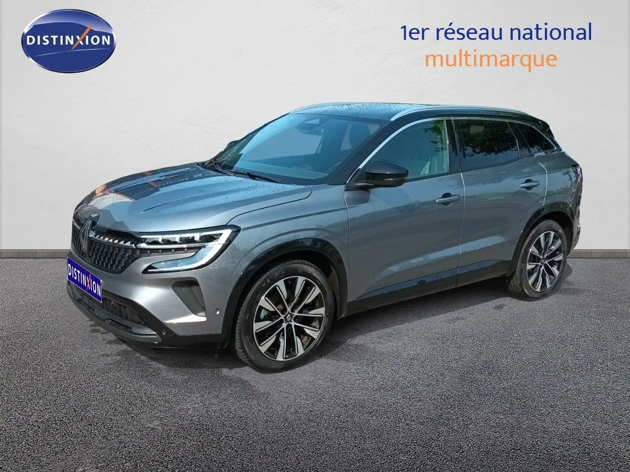 Renault Austral gris schiste métal en 3/4 avant droit, SUV hybride essence avec jantes alliage bicolores.