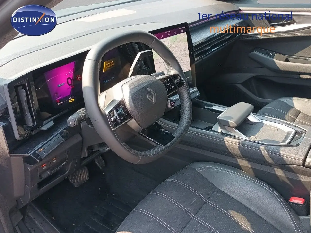 Intérieur du Renault Austral 2025 en gris schiste métal, vue côté conducteur sur le tableau de bord et écran tactile central.