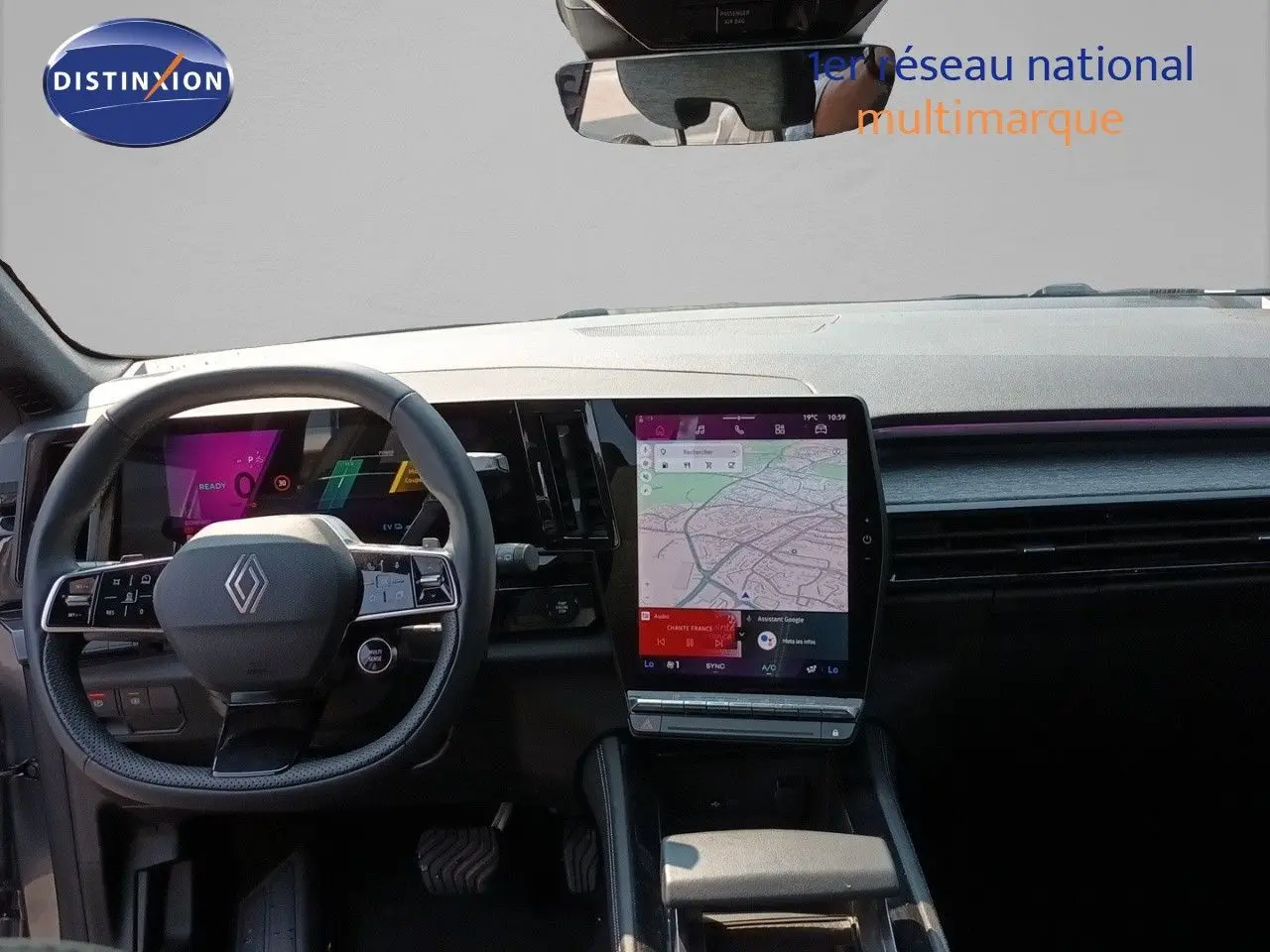 Vue intérieure du tableau de bord du Renault Austral 2025 gris schiste métal, avec écran tactile central et volant multifonction.