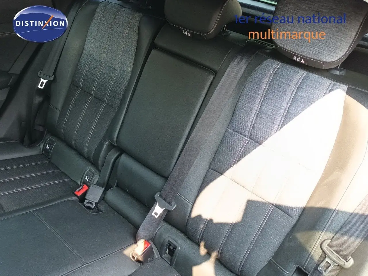 Vue rapprochée des sièges arrière en tissu gris et cuir noir du Renault Austral 2025 hybride essence.