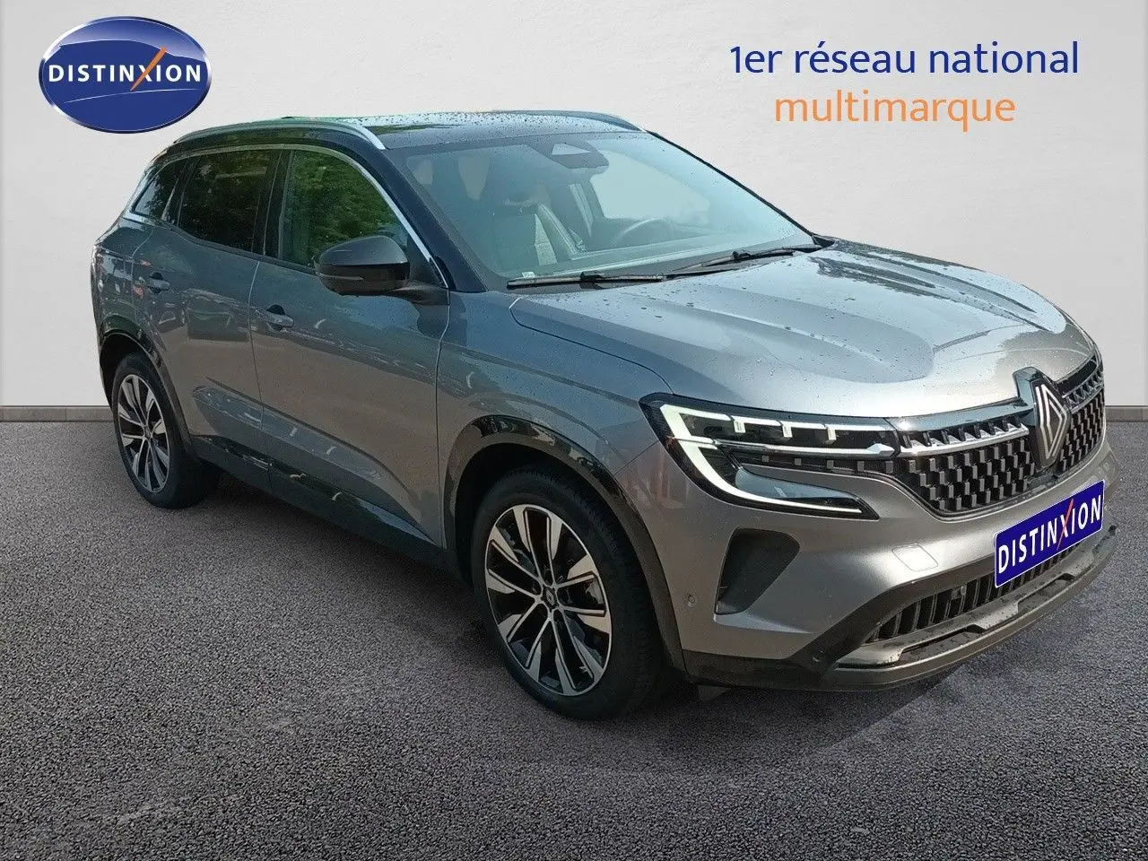 Renault Austral gris schiste métal en 3/4 avant droit, avec calandre distinctive et jantes alliage bicolores.