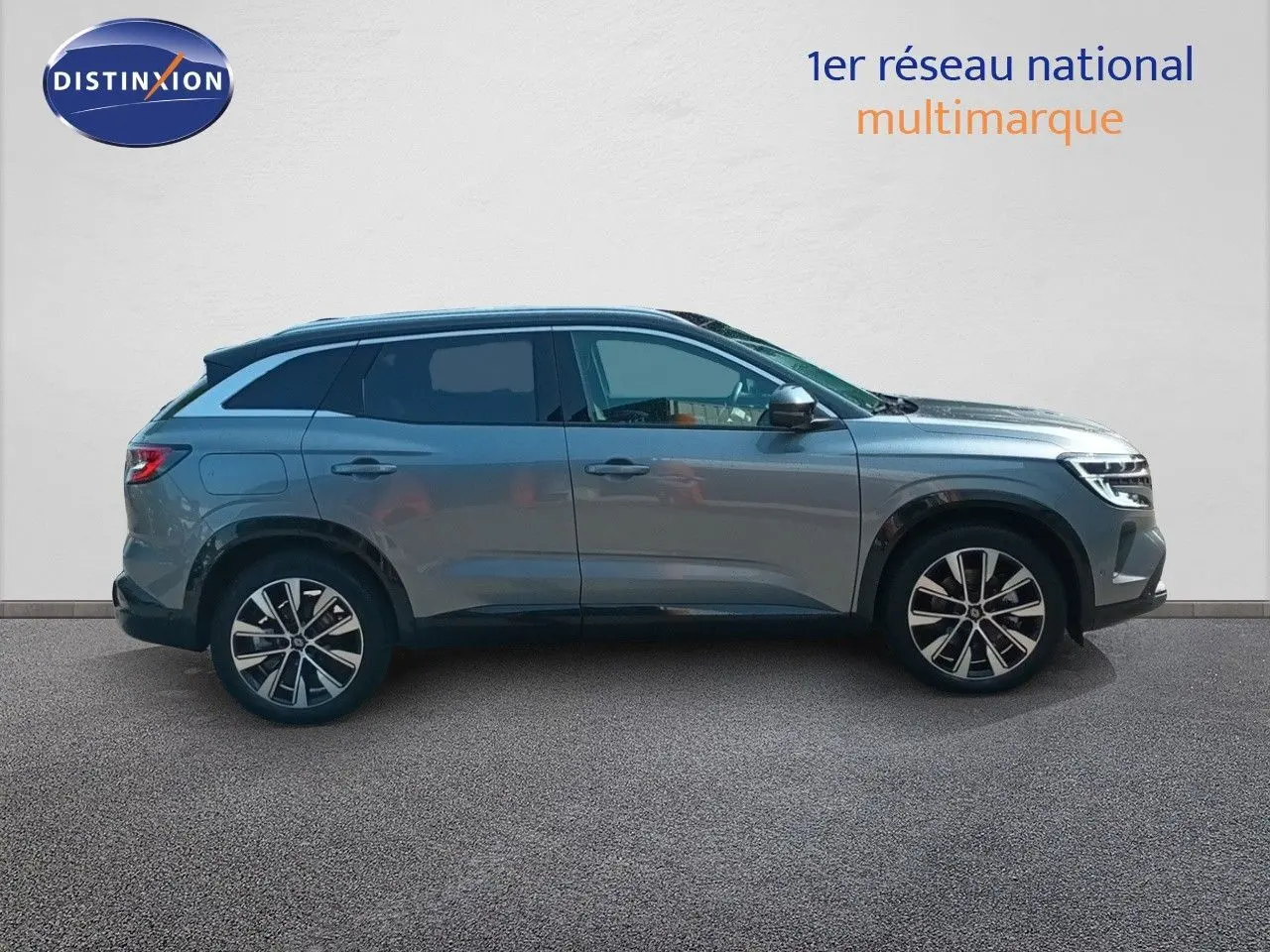 Renault Austral gris schiste métal en profil droit, SUV hybride essence avec jantes alliage bicolores.