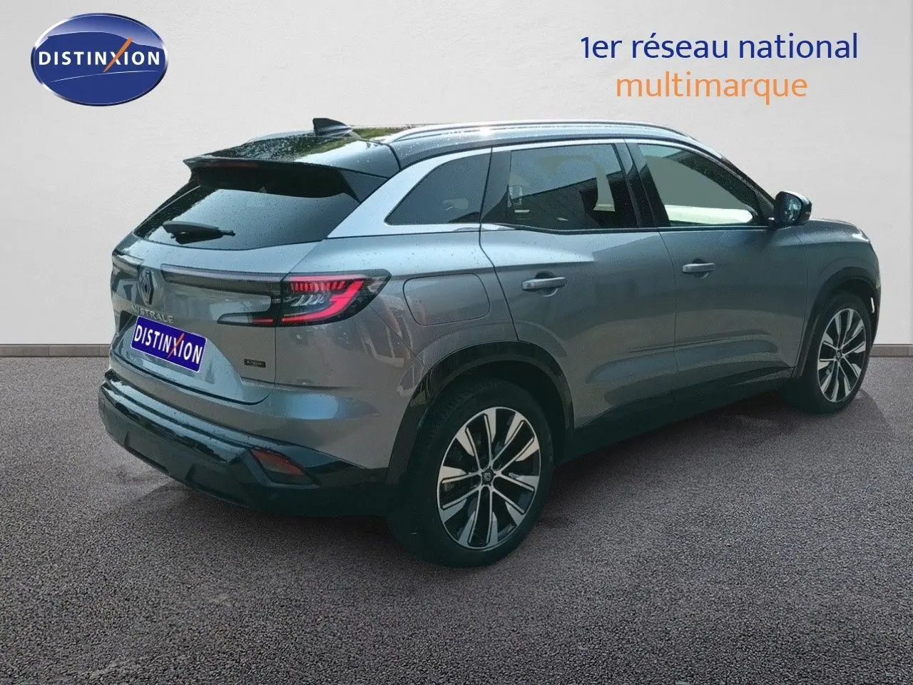 Vue 3/4 arrière droite d'un Renault Austral gris schiste métal avec jantes bi-ton et feux LED distinctifs.