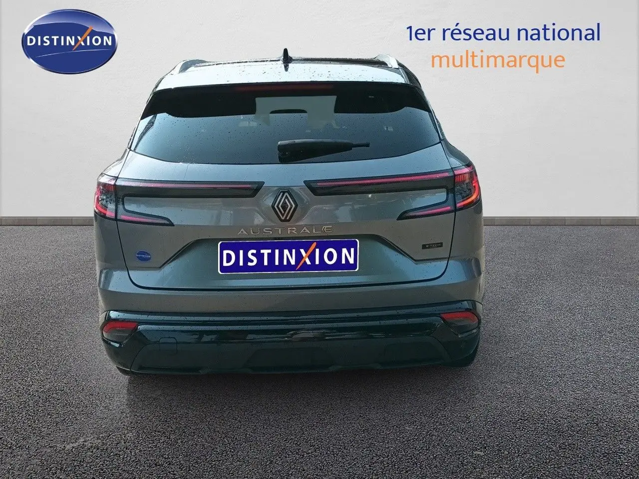 Vue arrière d'un Renault Austral gris schiste métal 2025 avec feux LED et logo distinctif au centre du hayon.