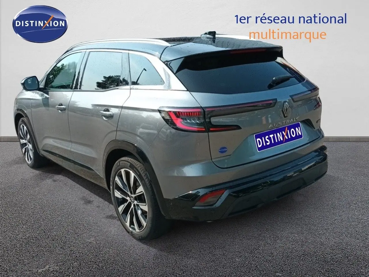 Vue 3/4 arrière droite d'un Renault Austral gris schiste métal avec toit noir et feux arrière LED distinctifs.