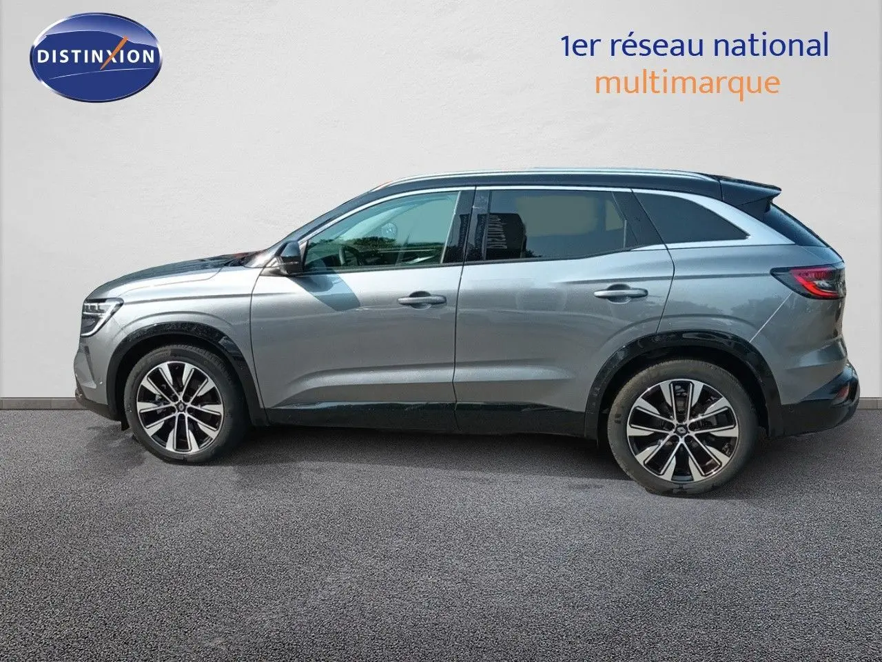 Profil côté gauche d'un Renault Austral 2025 gris schiste métal avec jantes bi-ton et toit noir, sur fond clair neutre.