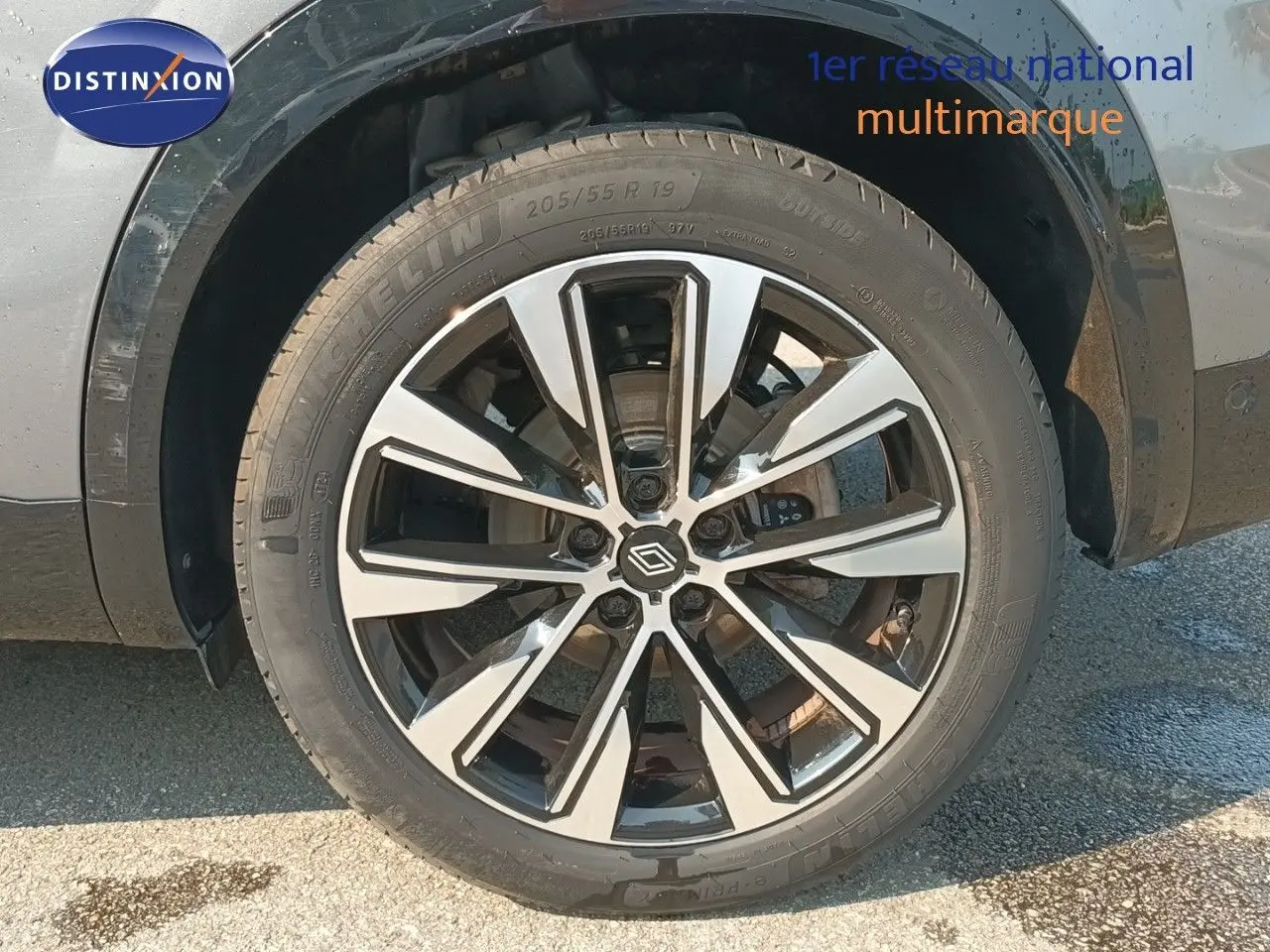 Gros plan sur la roue avant droite du Renault Austral gris schiste métal, mettant en valeur la jante design bicolore.
