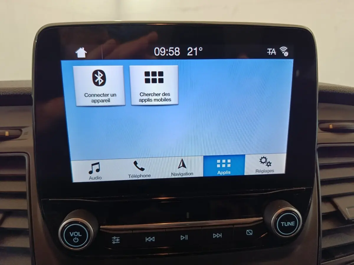Écran tactile central du Ford Transit Custom blanc, affichant le menu Bluetooth et applications, vue intérieure frontale.