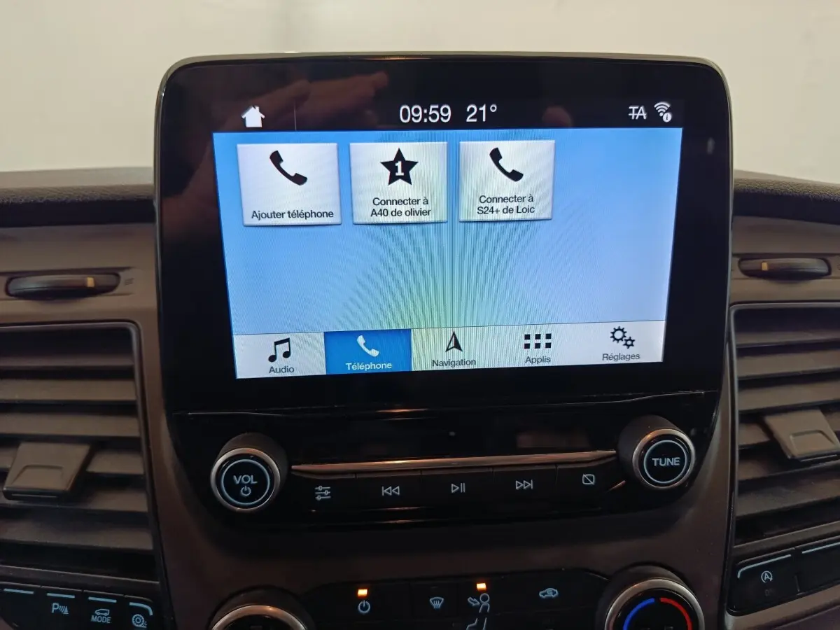 Écran tactile central du tableau de bord du Ford Transit Custom, affichant les options de connexion téléphone.