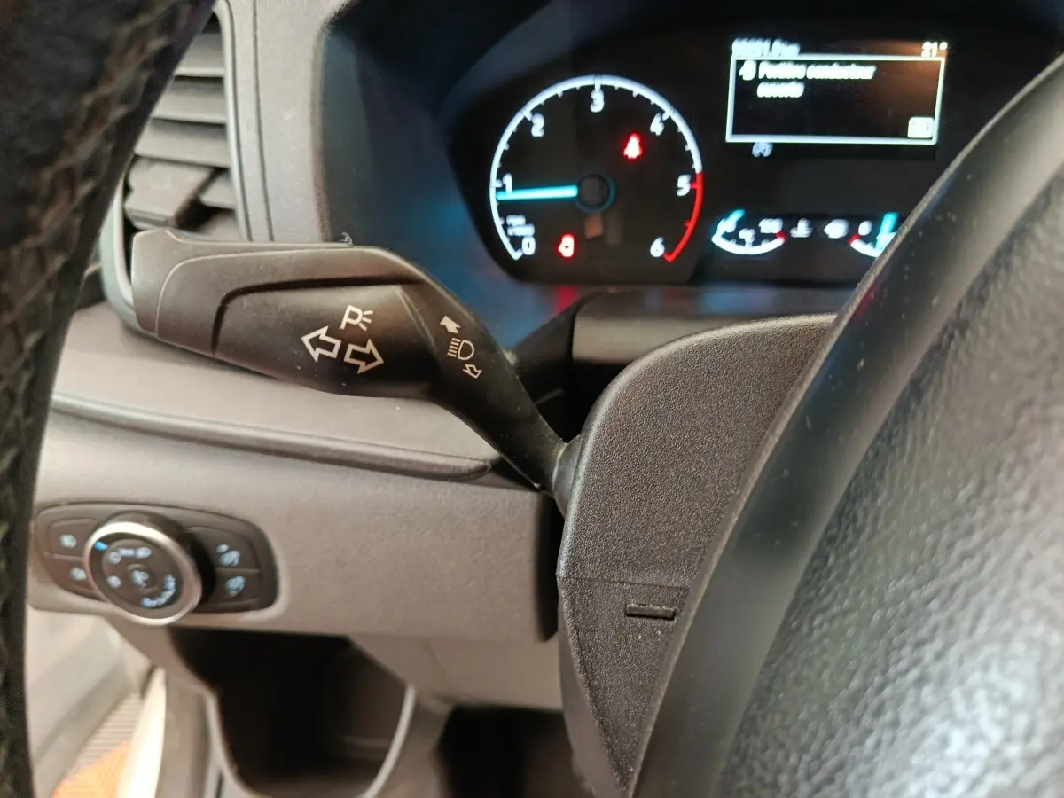 Vue rapprochée du commodo de clignotant à gauche sur le tableau de bord noir du Ford Transit Custom 2020.