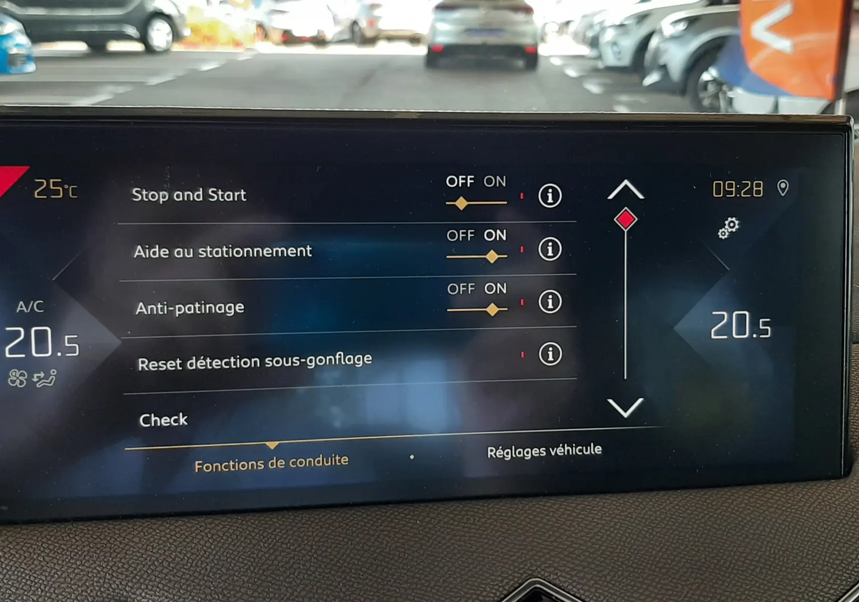 Écran tactile du tableau de bord du DS3 Crossback 2020 affichant les réglages d'aide à la conduite et la climatisation.