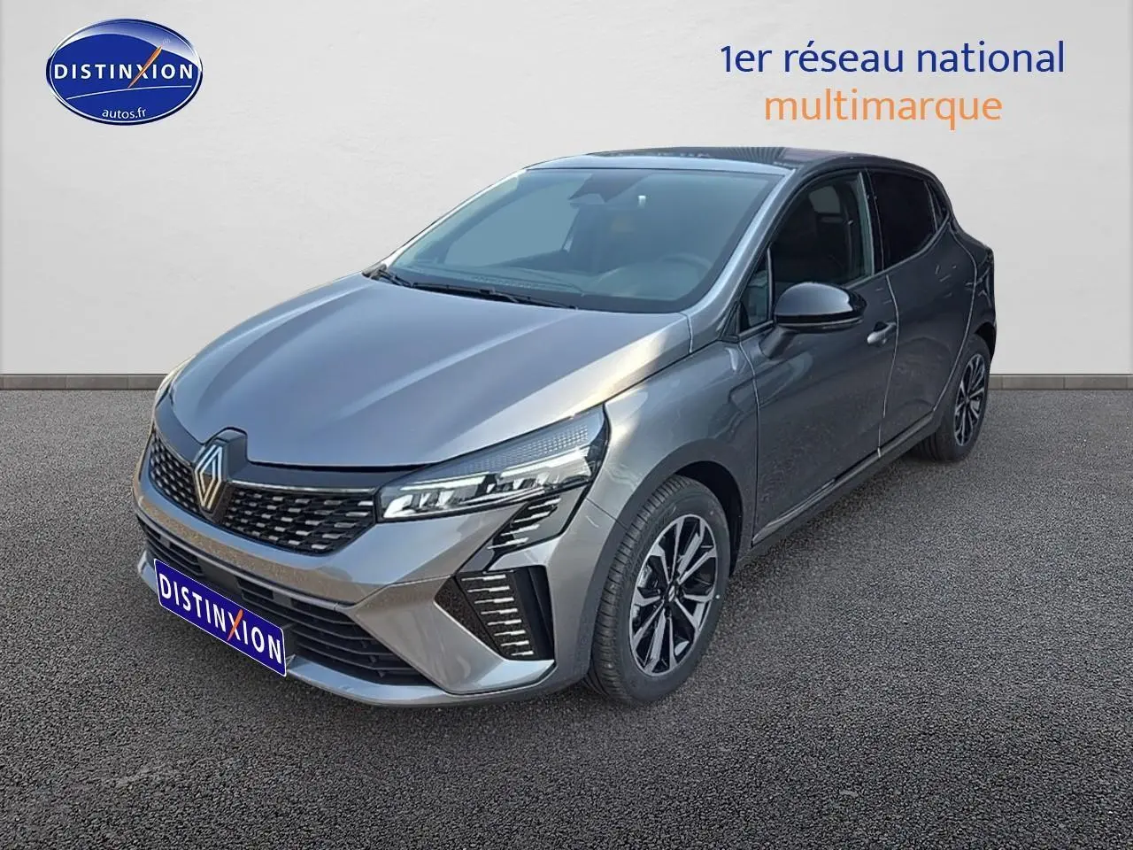 Renault Clio V gris schiste vue 3/4 avant droit, avec calandre chromée et jantes alliage distinctives.