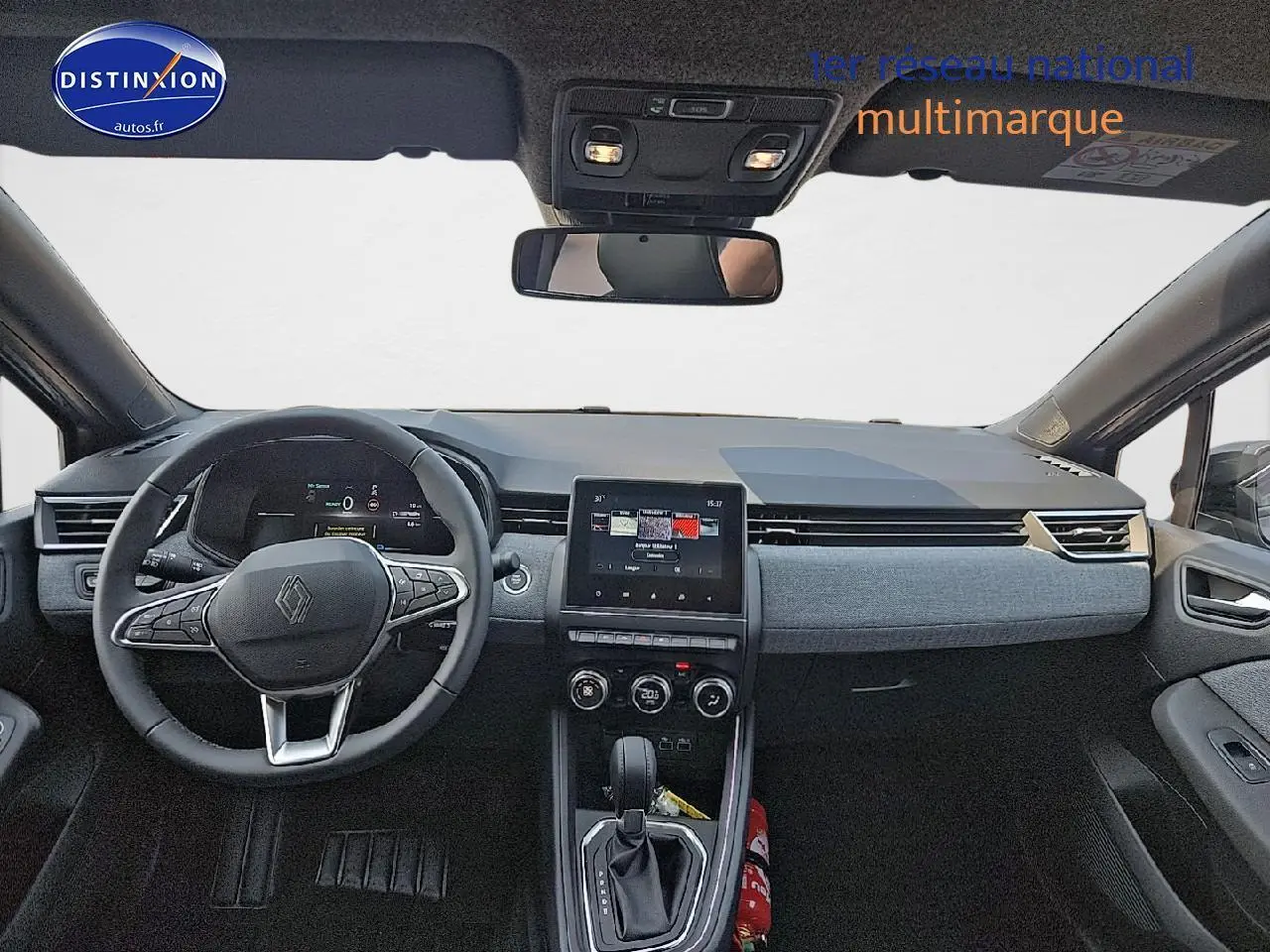 Tableau de bord et volant multifonction de la Renault Clio V 1.0 TCe 90 Techno vus de face, intérieur gris.