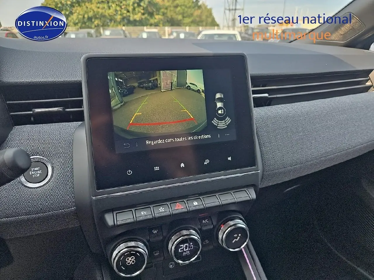 Vue intérieure du tableau de bord de la Renault Clio V gris schiste, avec écran tactile affichant la caméra de recul.