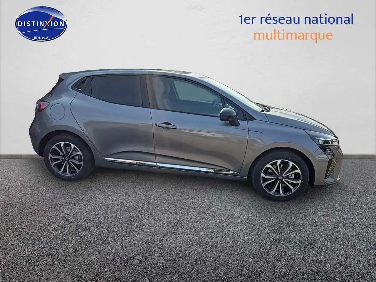 Profil droit de la Renault Clio V gris schiste 2025 avec jantes alu et vitres surteintées sur fond neutre.