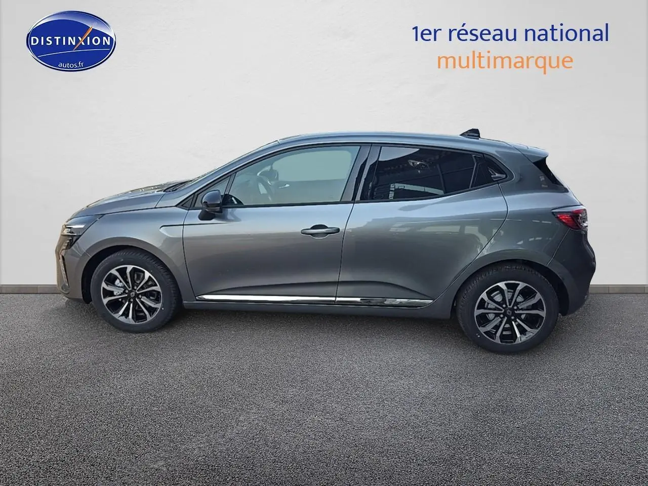 Profil côté gauche d'une Renault Clio V gris schiste 2025 avec jantes alliage et vitres surteintées.