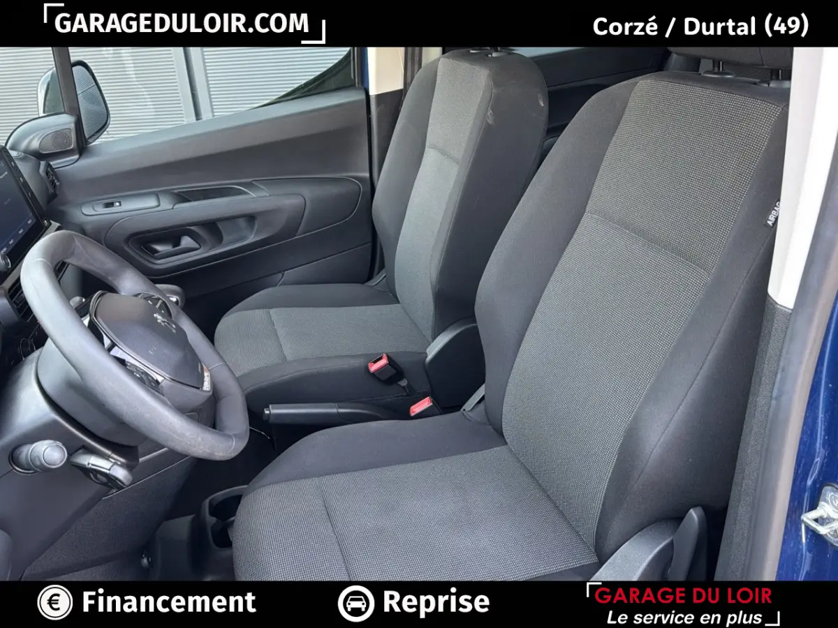 Vue intérieure côté conducteur du Peugeot Rifter bleu 2024, montrant les sièges avant et le volant.