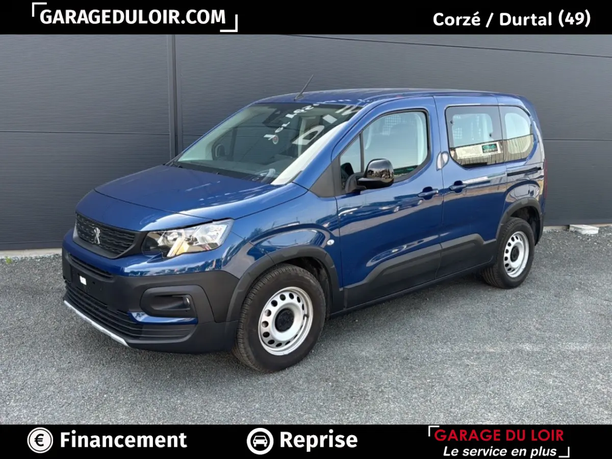 Peugeot Rifter bleu 2024 en vue 3/4 avant droit, avec jantes acier et protections noires sur les bas de caisse.