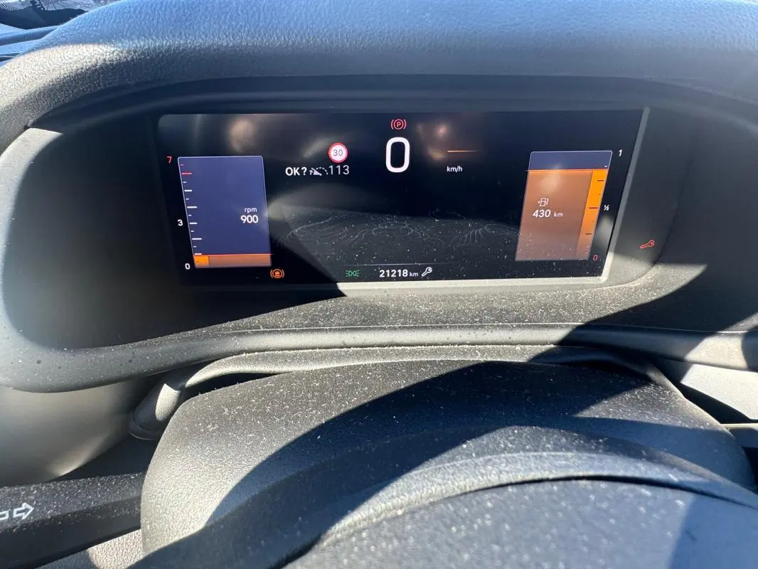 Tableau de bord numérique du Jeep Avenger 2025, affichage central avec compte-tours et autonomie en essence.