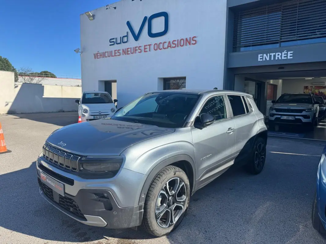 Jeep Avenger gris en 3/4 avant droit, avec jantes alliage 18 pouces et rétroviseurs noirs contrastants.