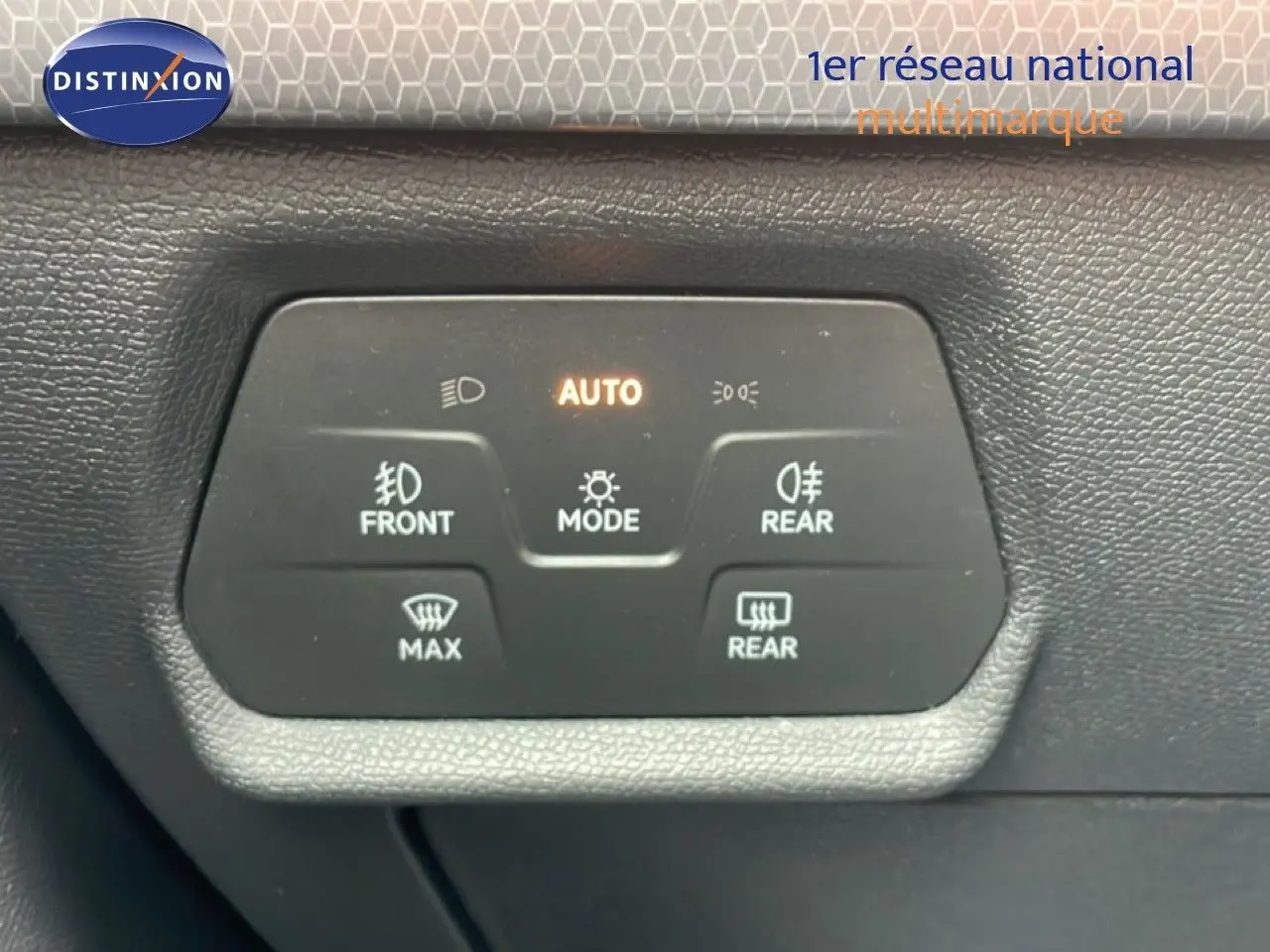 Panneau de commandes d’éclairage automatique avec boutons pour feux antibrouillard avant et arrière, intérieur noir.