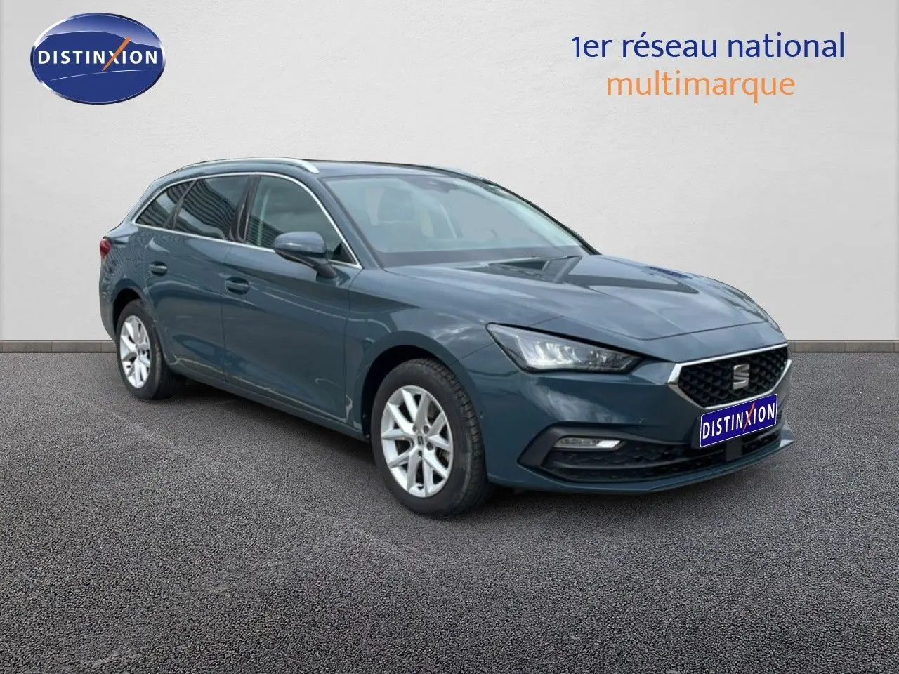 SEAT Leon ST bleu fjord vue 3/4 avant droit, break diesel 2025 avec jantes alliage argentées.