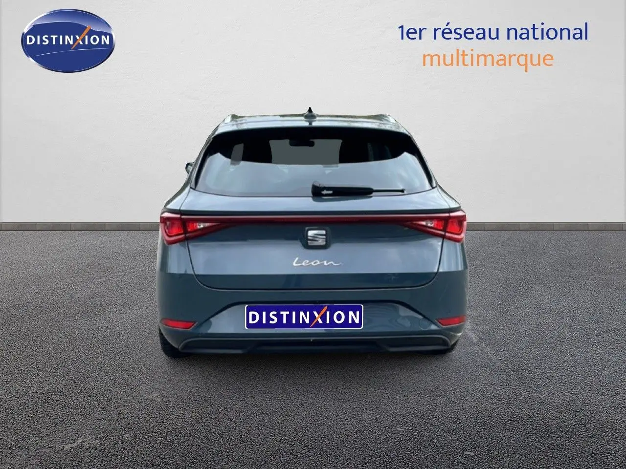 Vue arrière d'une SEAT Leon ST 2025 bleu Fjord avec feux arrière reliés par une bande lumineuse rouge.