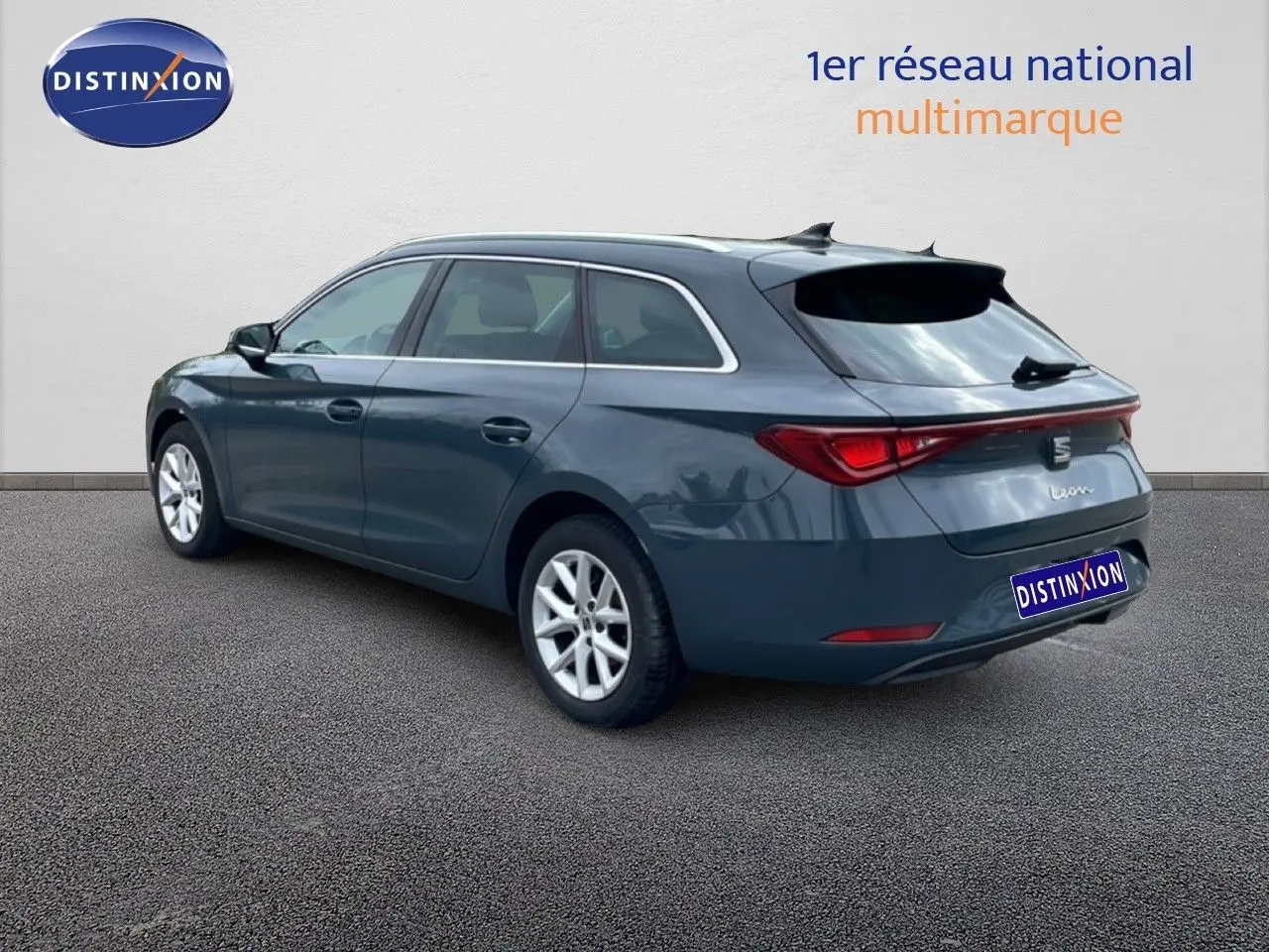 SEAT LEON ST bleu fjord en 3/4 arrière droit, break diesel 2025 avec feux arrière étirés et jantes argentées.