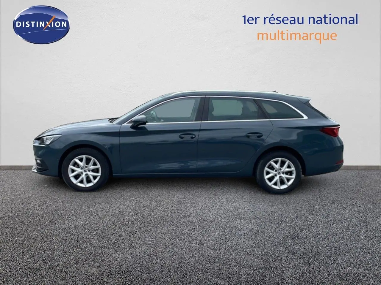 Vue latérale droite d’un break SEAT LEON ST 2025 bleu Fjord avec jantes alliage et lignes épurées.