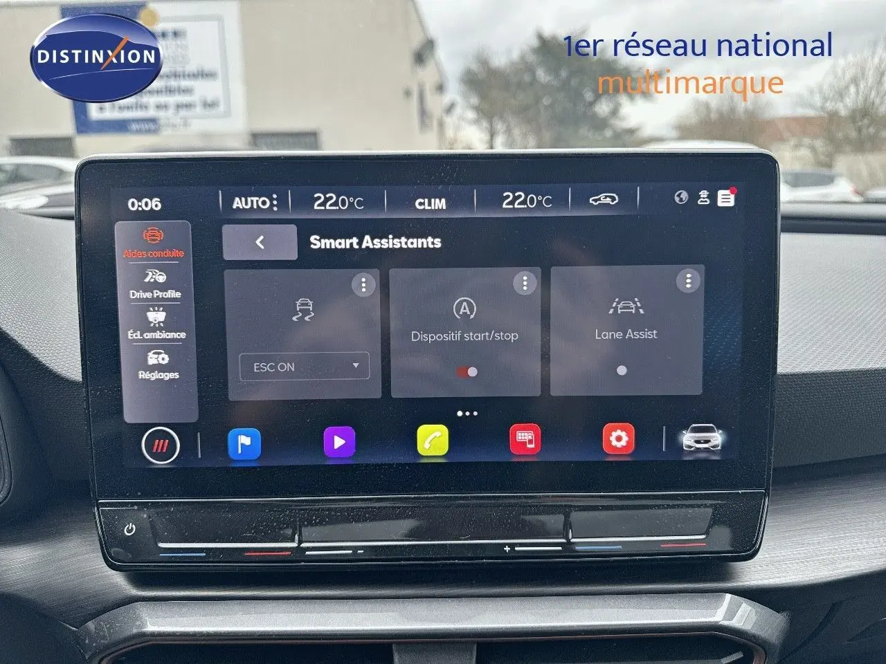 Écran tactile central affichant les assistants intelligents dans l'habitacle d'une CUPRA LEON ST 2024.