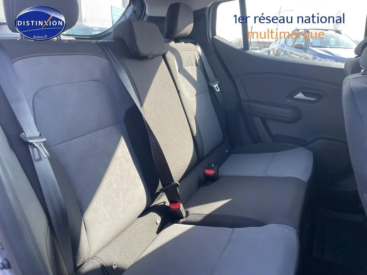 Banquette arrière grise vue côté gauche de la Dacia Sandero 2025 dans un intérieur lumineux.