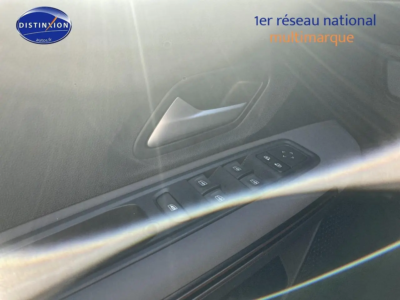 Détail des commandes des vitres et rétroviseurs côté gauche dans l'habitacle d'une Dacia Sandero gris schiste 2025