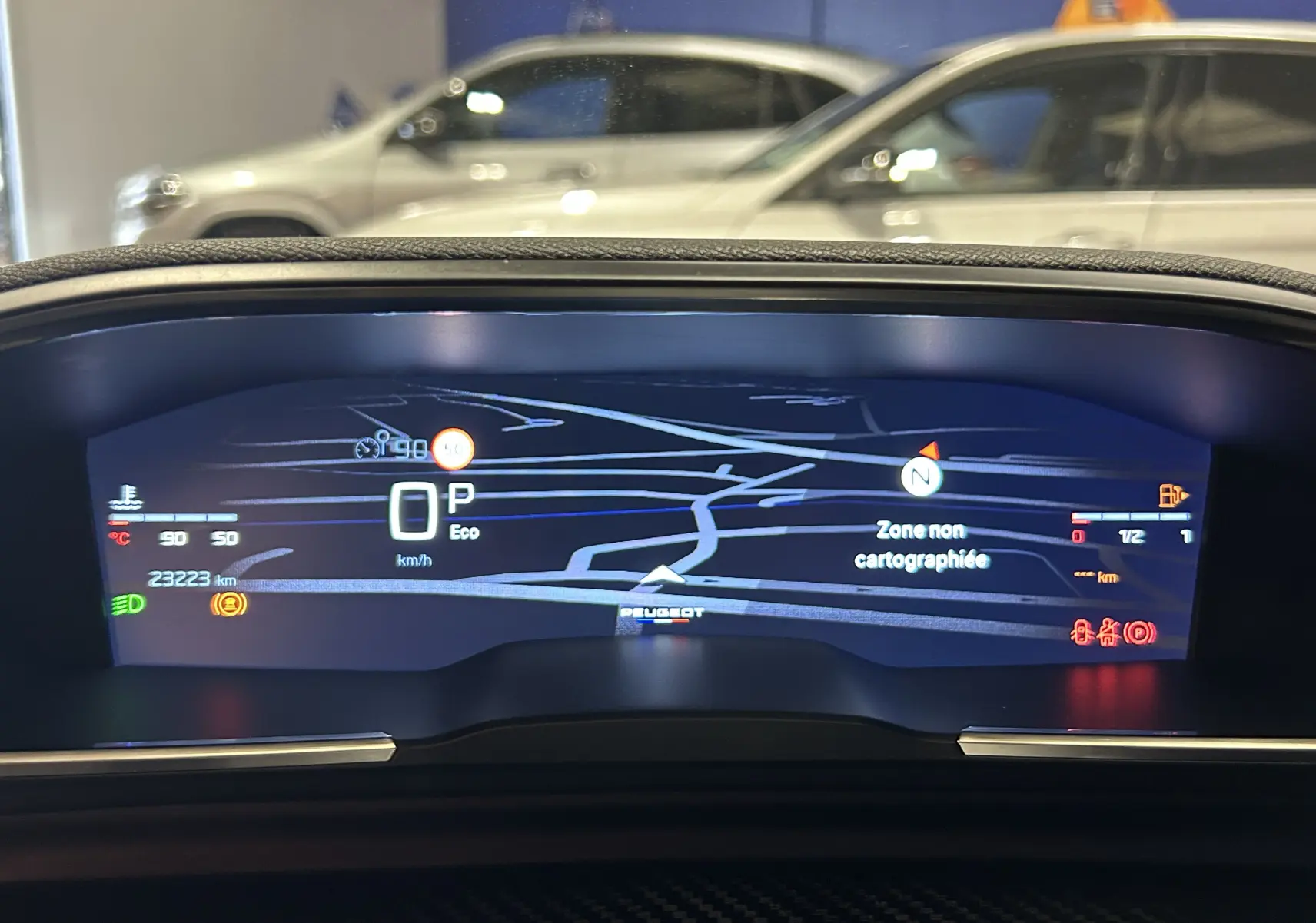Tableau de bord numérique du Peugeot 508 SW gris Selenium, affichant la navigation et l'état du véhicule en intérieur.