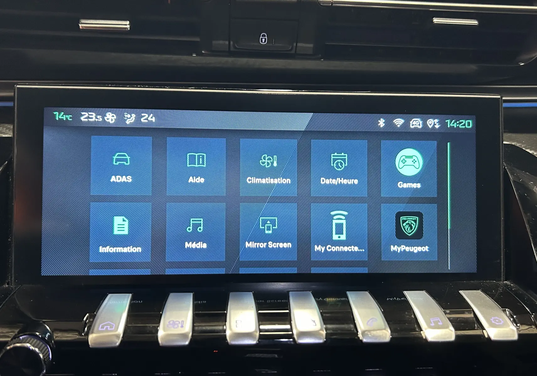 Écran tactile central de la Peugeot 508 SW 2024 affichant les menus ADAS, climatisation et multimédia en intérieur noir.